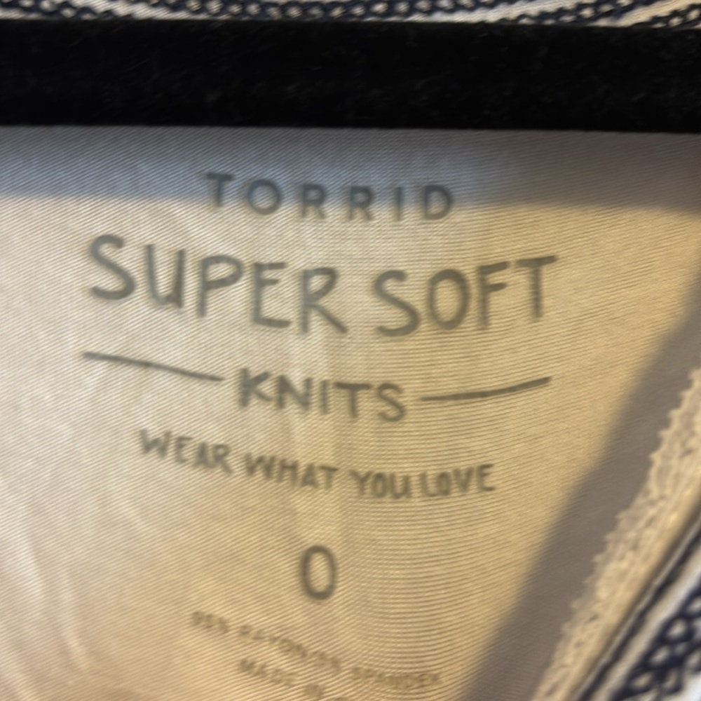 NWOT Torrid Super Soft Crewneck Embroidered Flutter Sleeve Top, sz 0 - Picture 8 of 8